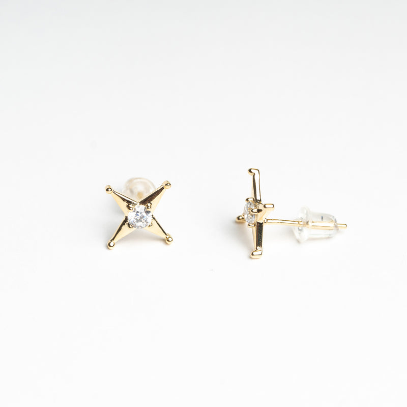 Aretes de Plata en color dorado en forma de estrellas de 4 puntas