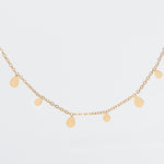 collar dorado de acero inoxidable con dijes miniatura en dorma de gotas