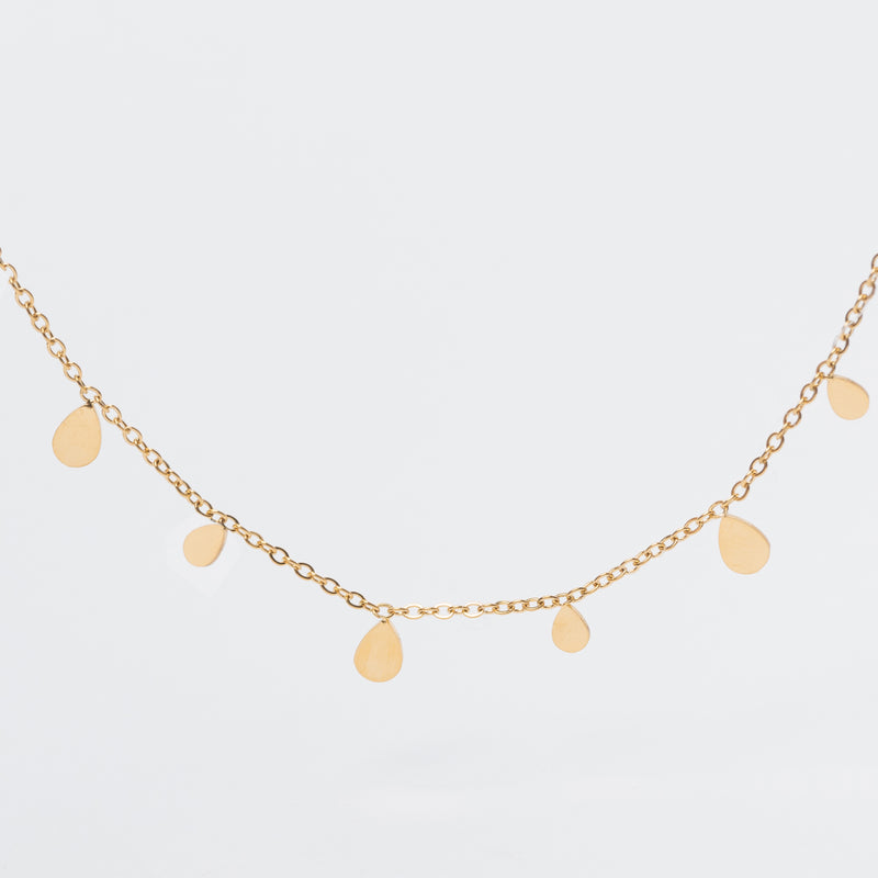 collar dorado de acero inoxidable con dijes miniatura en dorma de gotas