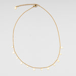 collar dorado de acero inoxidable con dijes miniatura en dorma de gotas