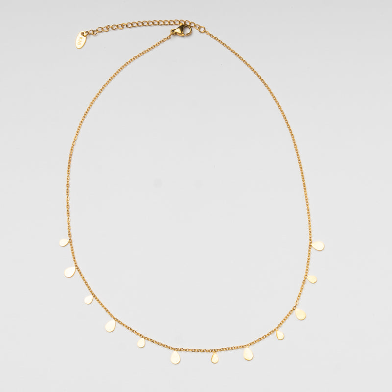 collar dorado de acero inoxidable con dijes miniatura en dorma de gotas