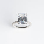 Anillo de Plata esterlina color plateado con cristales de zirconia 