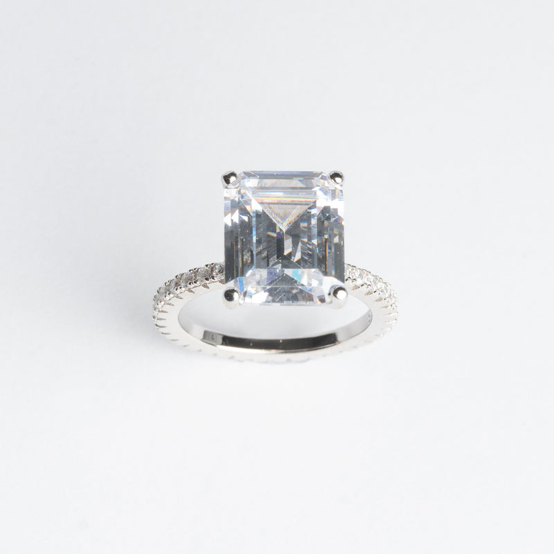 Anillo de Plata esterlina color plateado con cristales de zirconia 