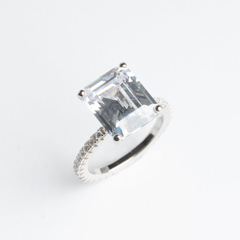 Anillo de Plata esterlina color plateado con cristales de zirconia 