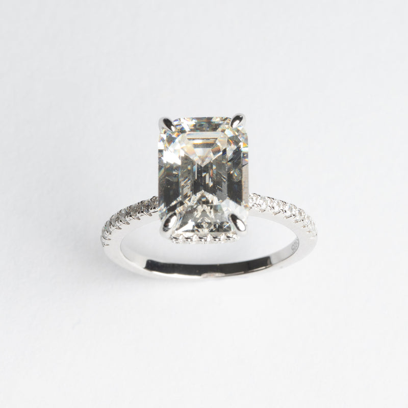 Anillo de Plata esterlina color plateado con cristales de zirconia 