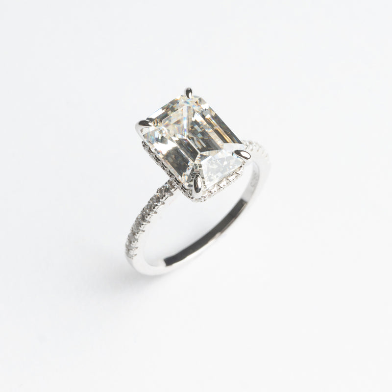 Anillo de Plata esterlina color plateado con cristales de zirconia 