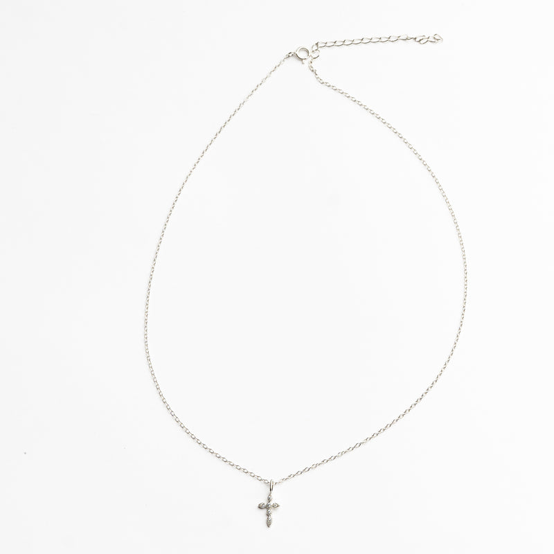 Collar de Plata con dije en forma de Cruz con cristales de Zirconias en color Plateado