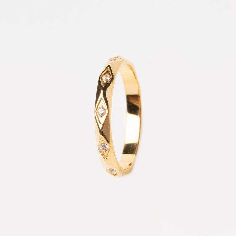 anillo dorado con zirconias