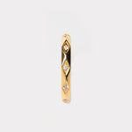 anillo dorado con zirconias