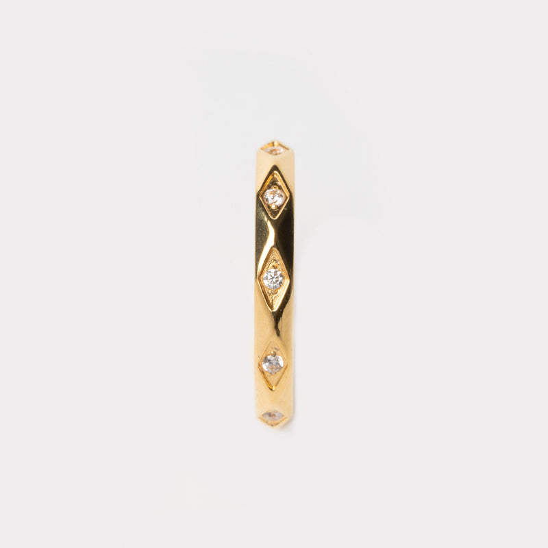 anillo dorado con zirconias