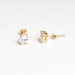Aretes tipo studs color dorado con zirconia ovalada