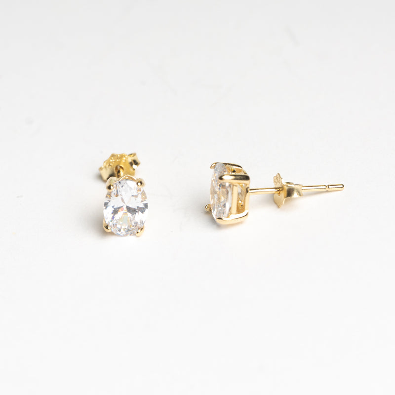 Aretes tipo studs color dorado con zirconia ovalada
