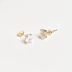 Aretes tipo studs color dorado con zirconia ovalada