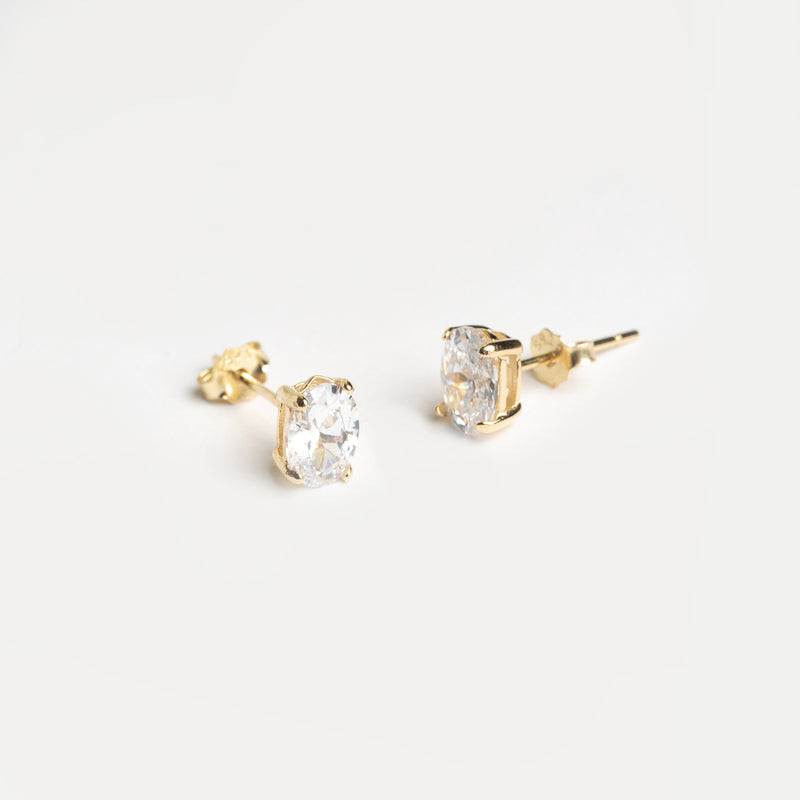 Aretes tipo studs color dorado con zirconia ovalada
