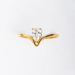 Anillo en color dorado con un cristal de Zirconia en forma de gota