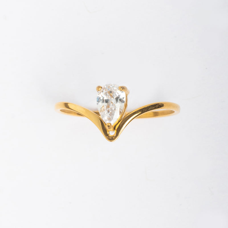 Anillo en color dorado con un cristal de Zirconia en forma de gota