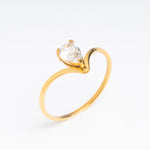 Anillo en color dorado con un cristal de Zirconia en forma de gota