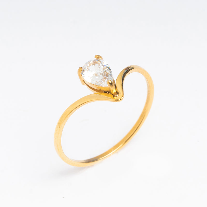Anillo en color dorado con un cristal de Zirconia en forma de gota
