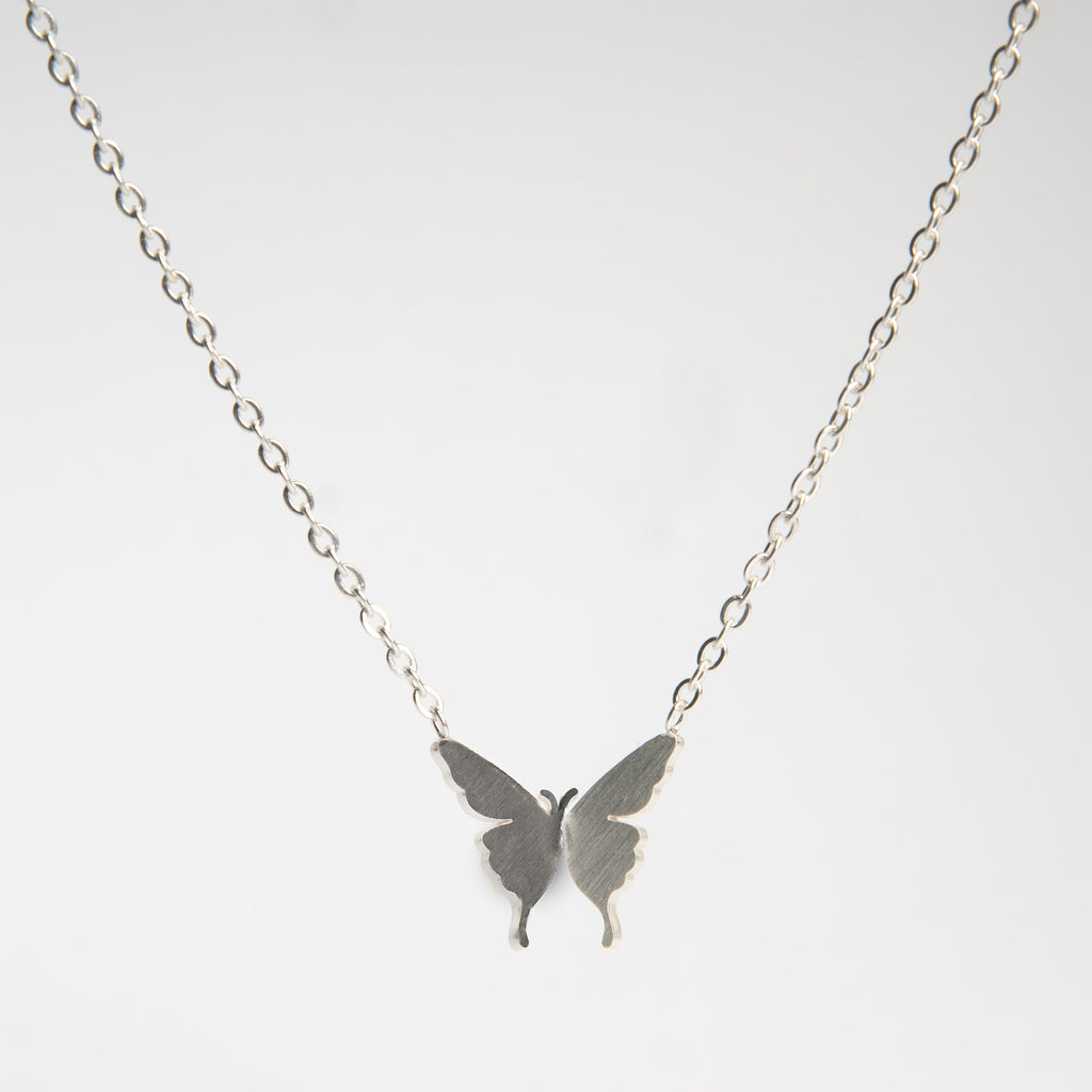 collar de chapa de oro en forma de mariposa