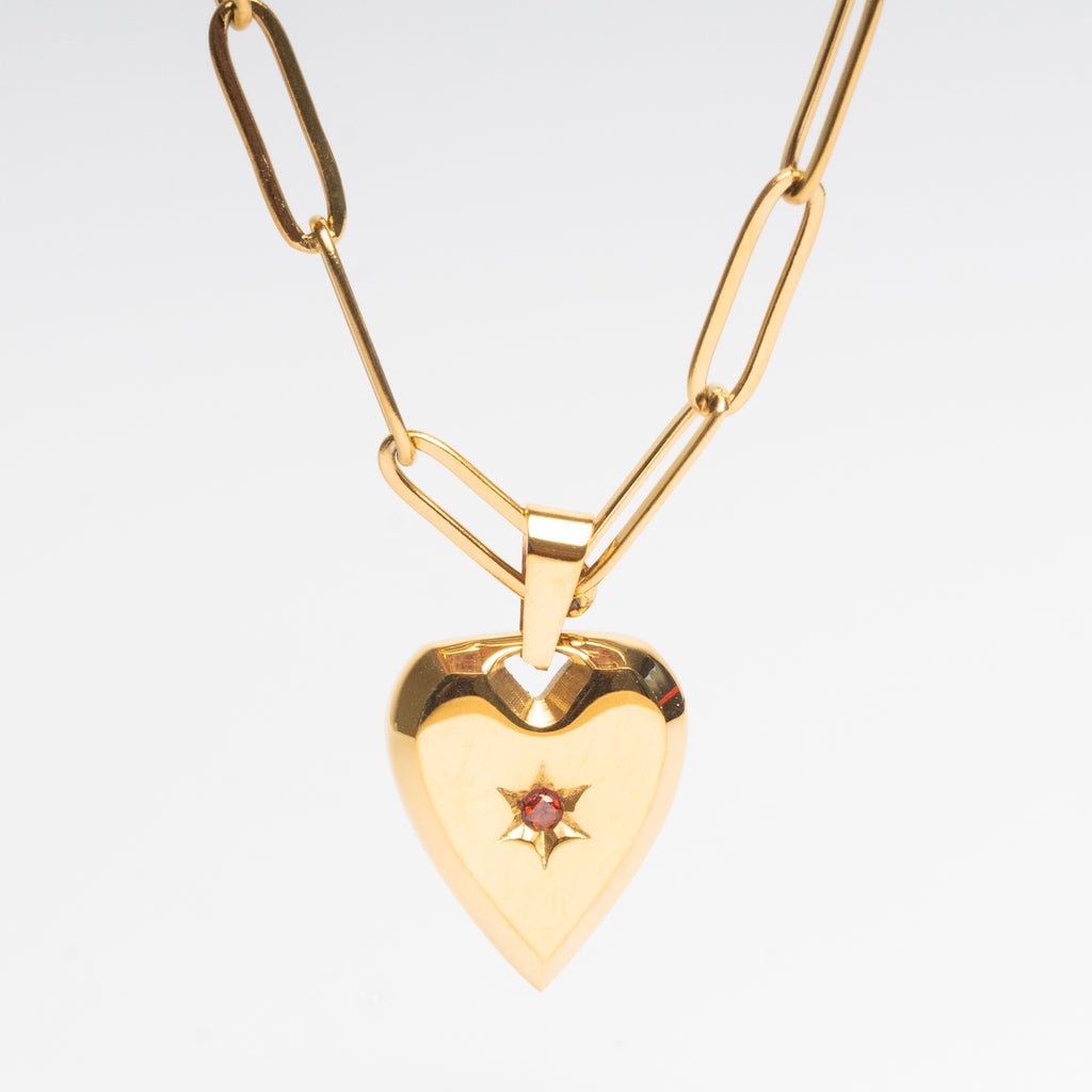 Collar de acero inoxidable en color dorado con dije en forma de corazón