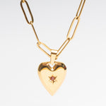 Collar de acero inoxidable en color dorado con dije en forma de corazón