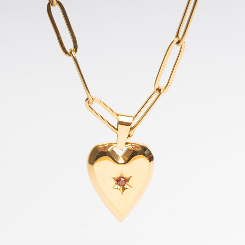 Collar de acero inoxidable en color dorado con dije en forma de corazón