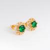 Aretes tipo studs de color dorado con zirconias en color verde