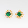 Aretes tipo studs de color dorado con zirconias en color verde