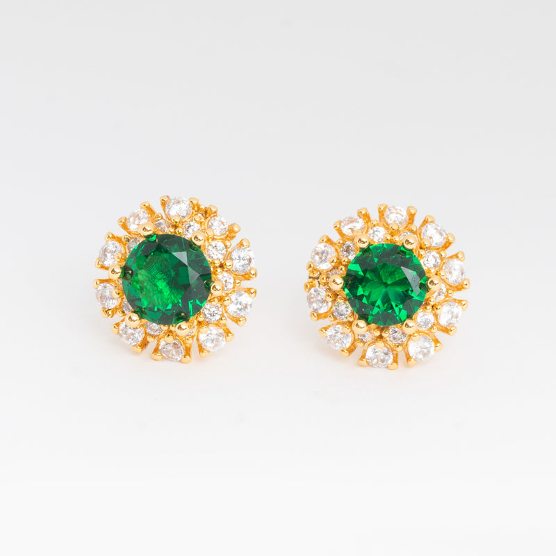Aretes tipo studs de color dorado con zirconias en color verde