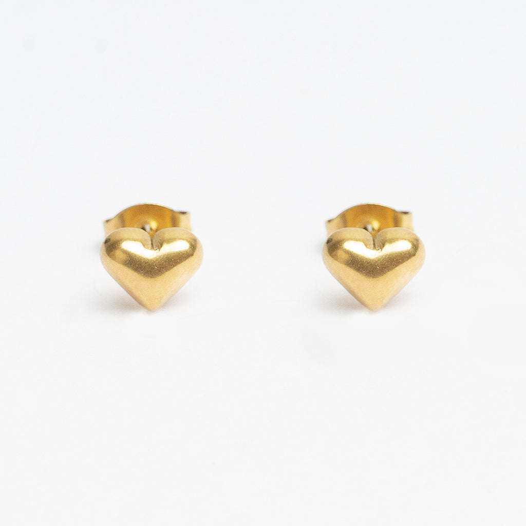 aretes pqueños en forma de corazón en color dorado