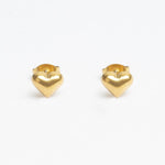 aretes pqueños en forma de corazón en color dorado