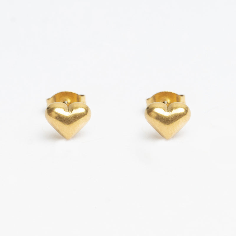 aretes pqueños en forma de corazón en color dorado