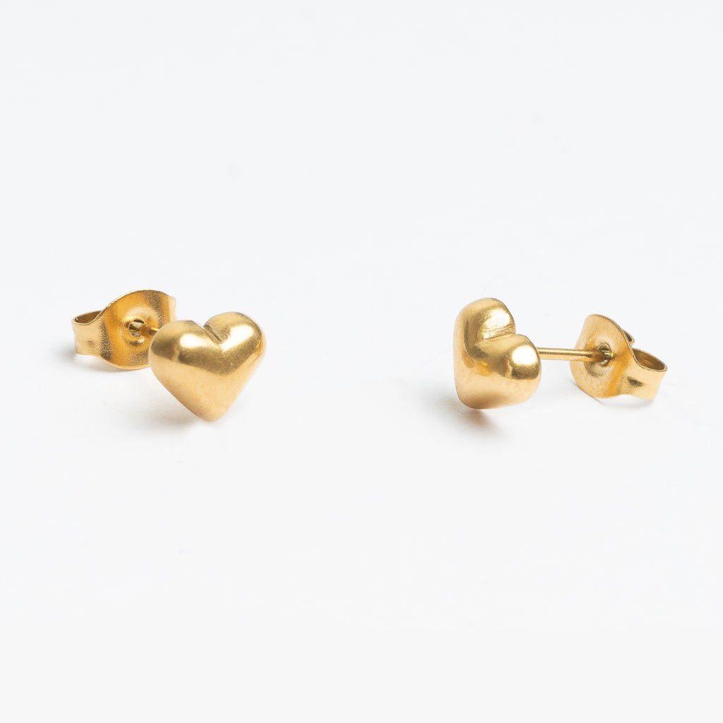 aretes pqueños en forma de corazón en color dorado