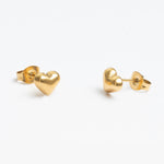 aretes pqueños en forma de corazón en color dorado