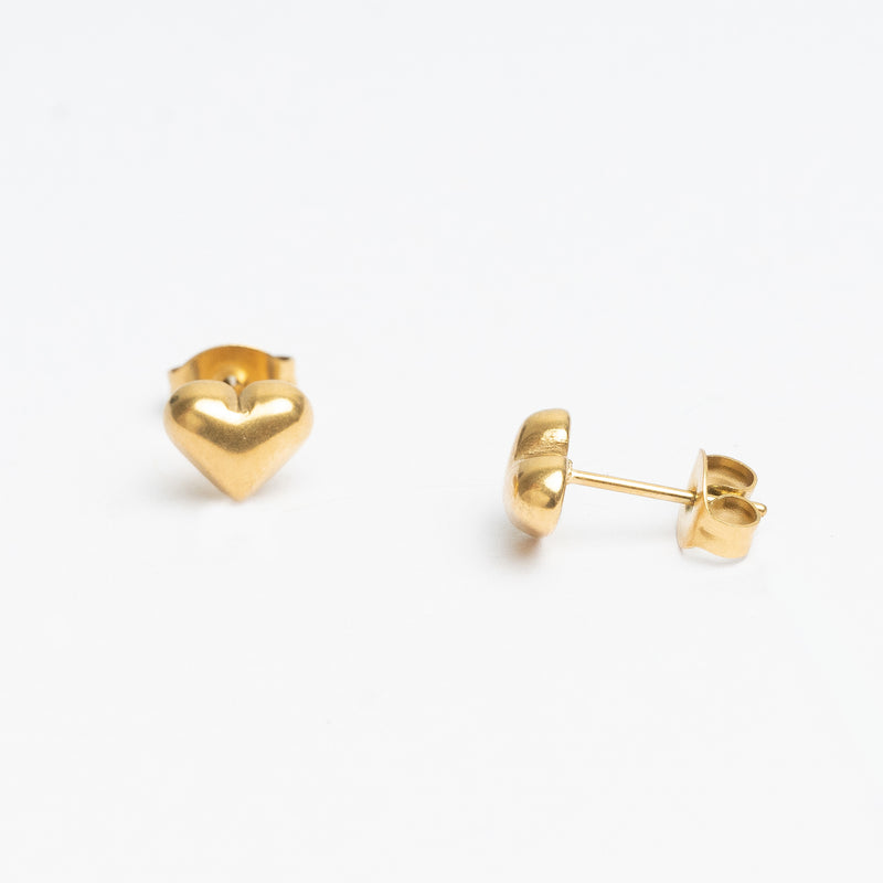 aretes pqueños en forma de corazón en color dorado