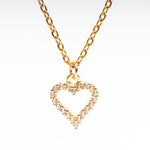 Collar dorado con dije en forma de corazón con cristales de zirconia
