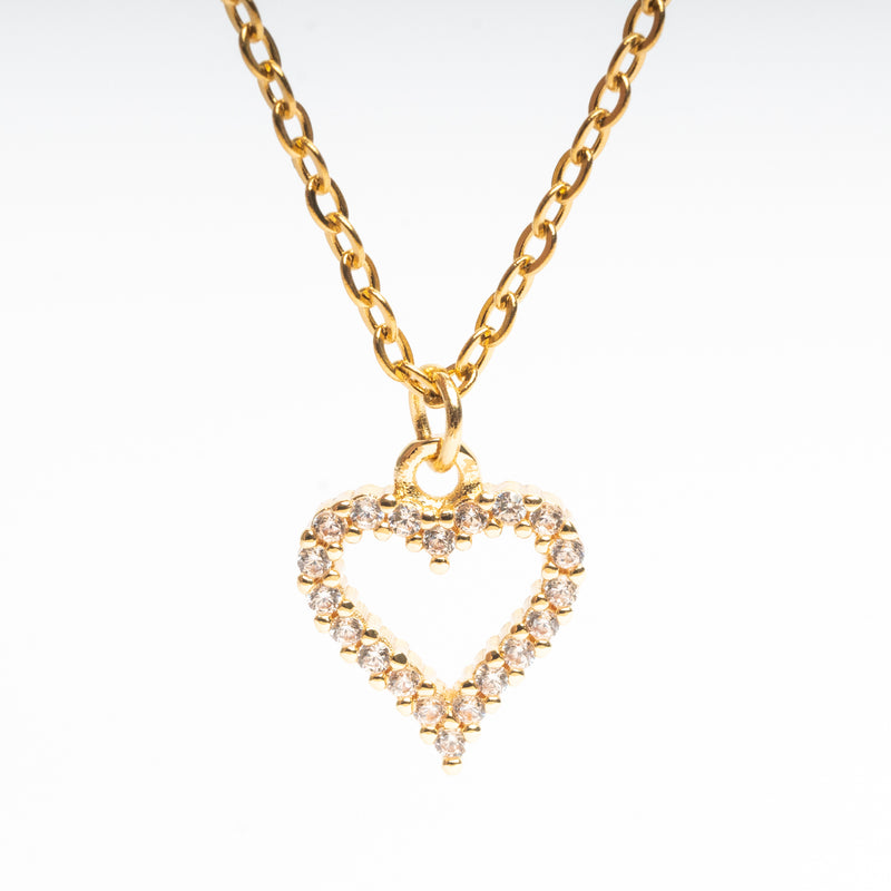 Collar dorado con dije en forma de corazón con cristales de zirconia