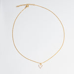 Collar dorado con dije en forma de corazón con cristales de zirconia