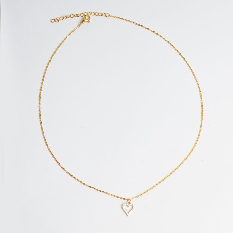 Collar dorado con dije en forma de corazón con cristales de zirconia