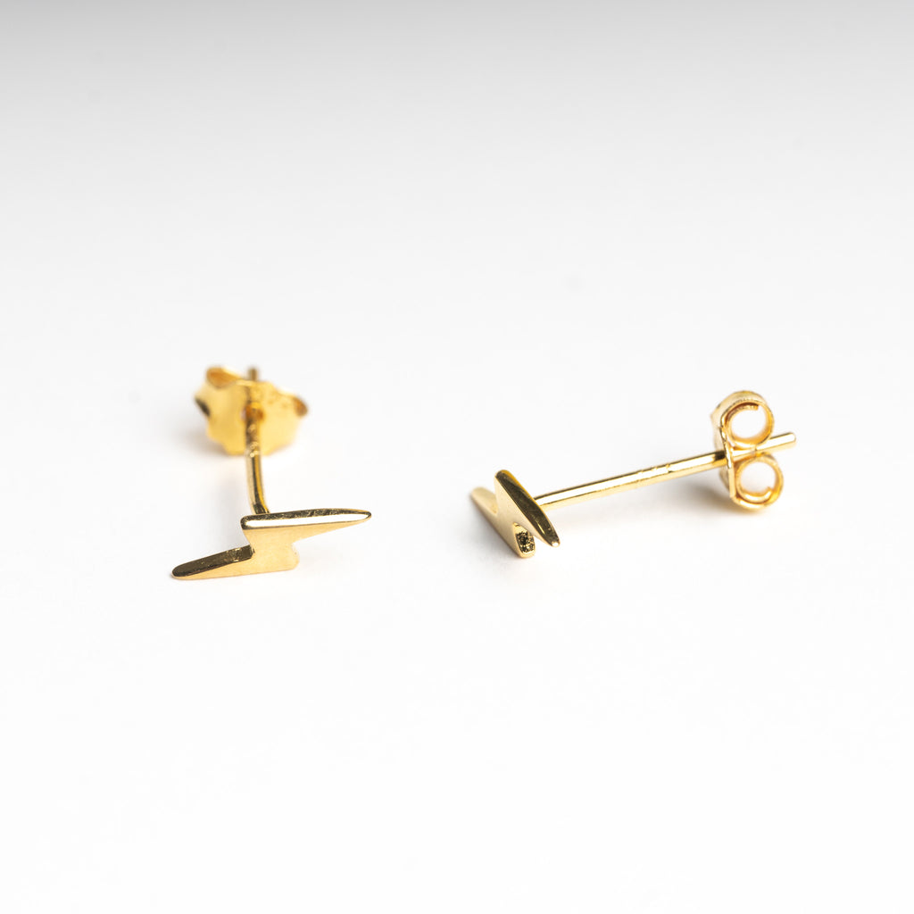 aretes miniatura de plata con chapa de oro en color dorado con forma de rayo