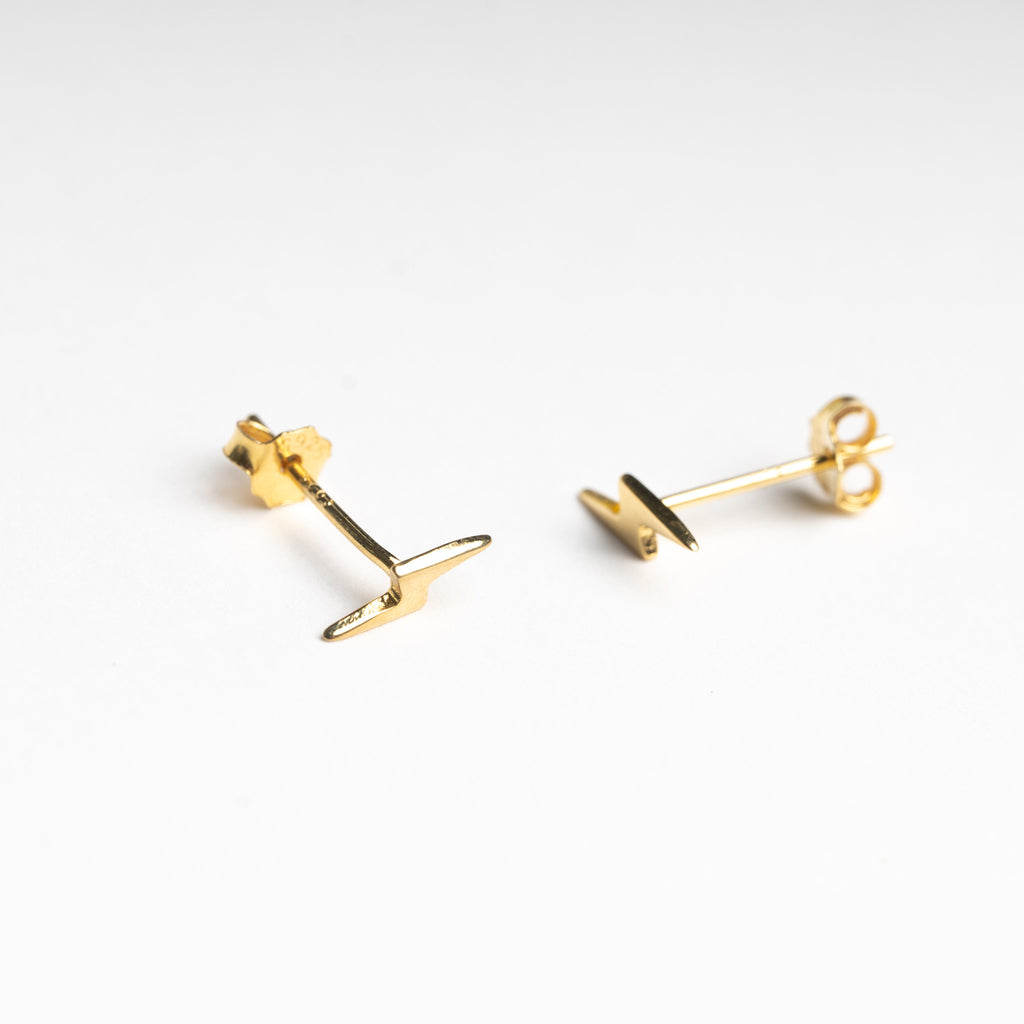 aretes miniatura de plata con chapa de oro en color dorado con forma de rayo