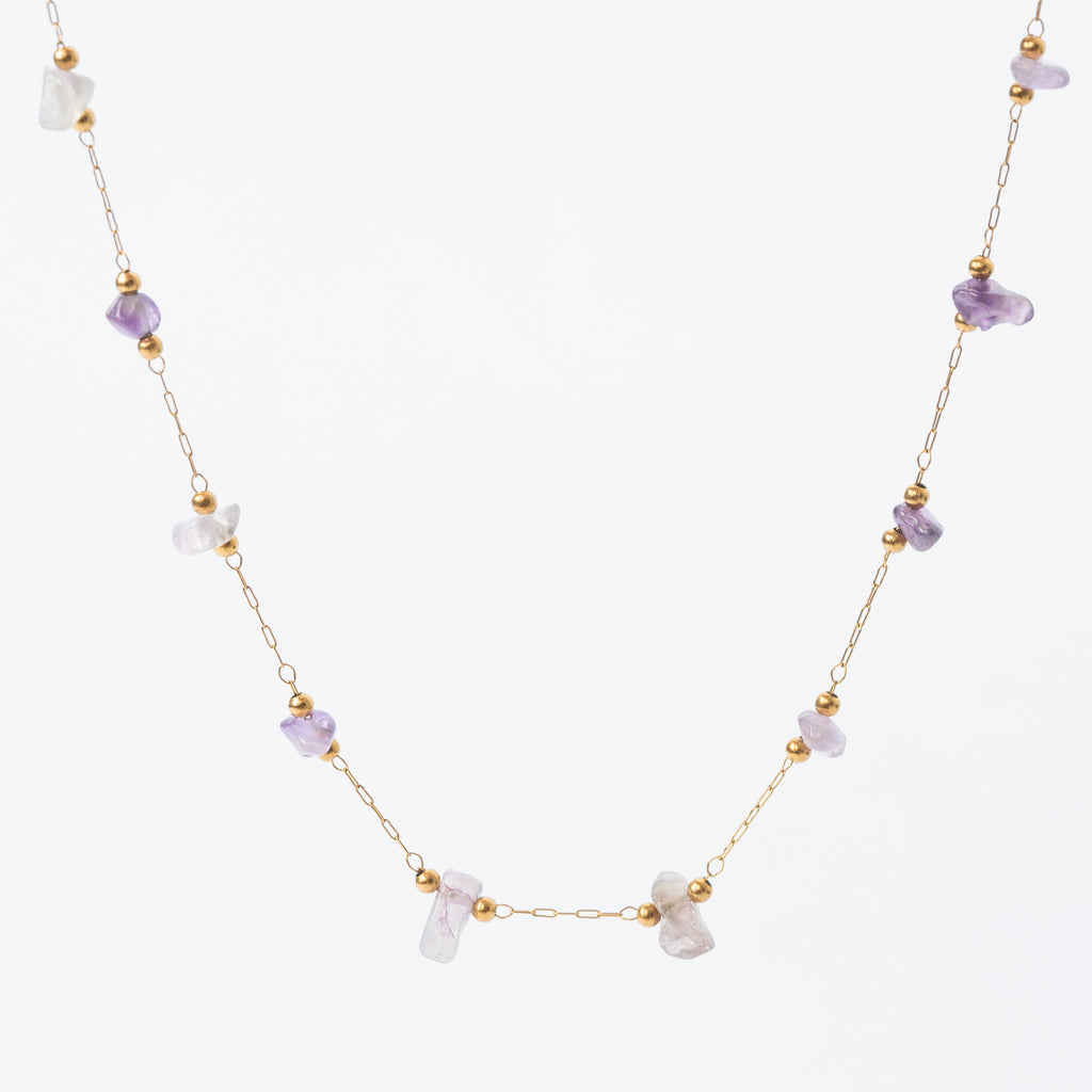 collar de cadena delgada con piedras de cuarzo a lo largo de la cadena