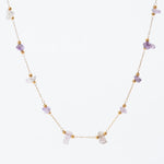 collar de cadena delgada con piedras de cuarzo a lo largo de la cadena