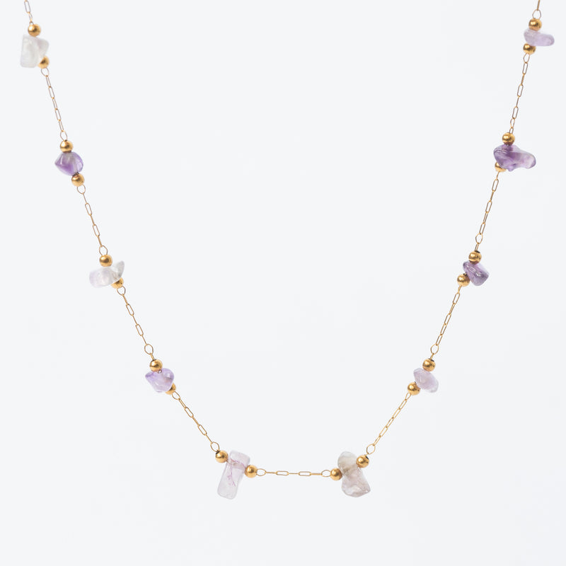 collar de cadena delgada con piedras de cuarzo a lo largo de la cadena