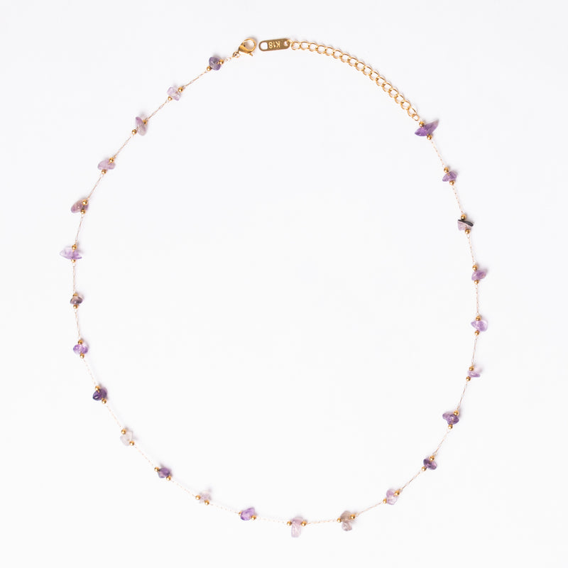 collar de cadena delgada con piedras de cuarzo a lo largo de la cadena