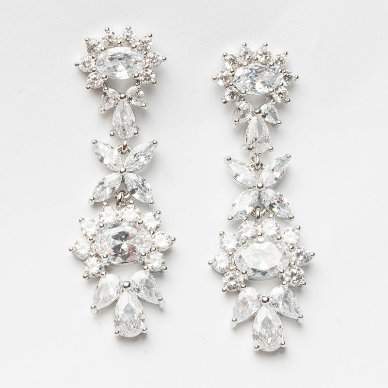 aretes largos en color plateado con cristales de zirconias